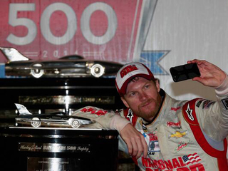 Selfeeeee!!! Gotta love it!! {Source: Junior's Twitter}